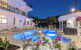 Denise Studios And Apartments
